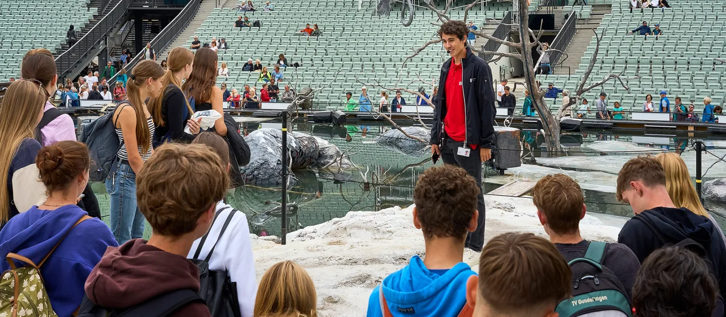 Jugendgruppe auf der Seebühne bei einer Führung mit Blick hinter die Kulissen