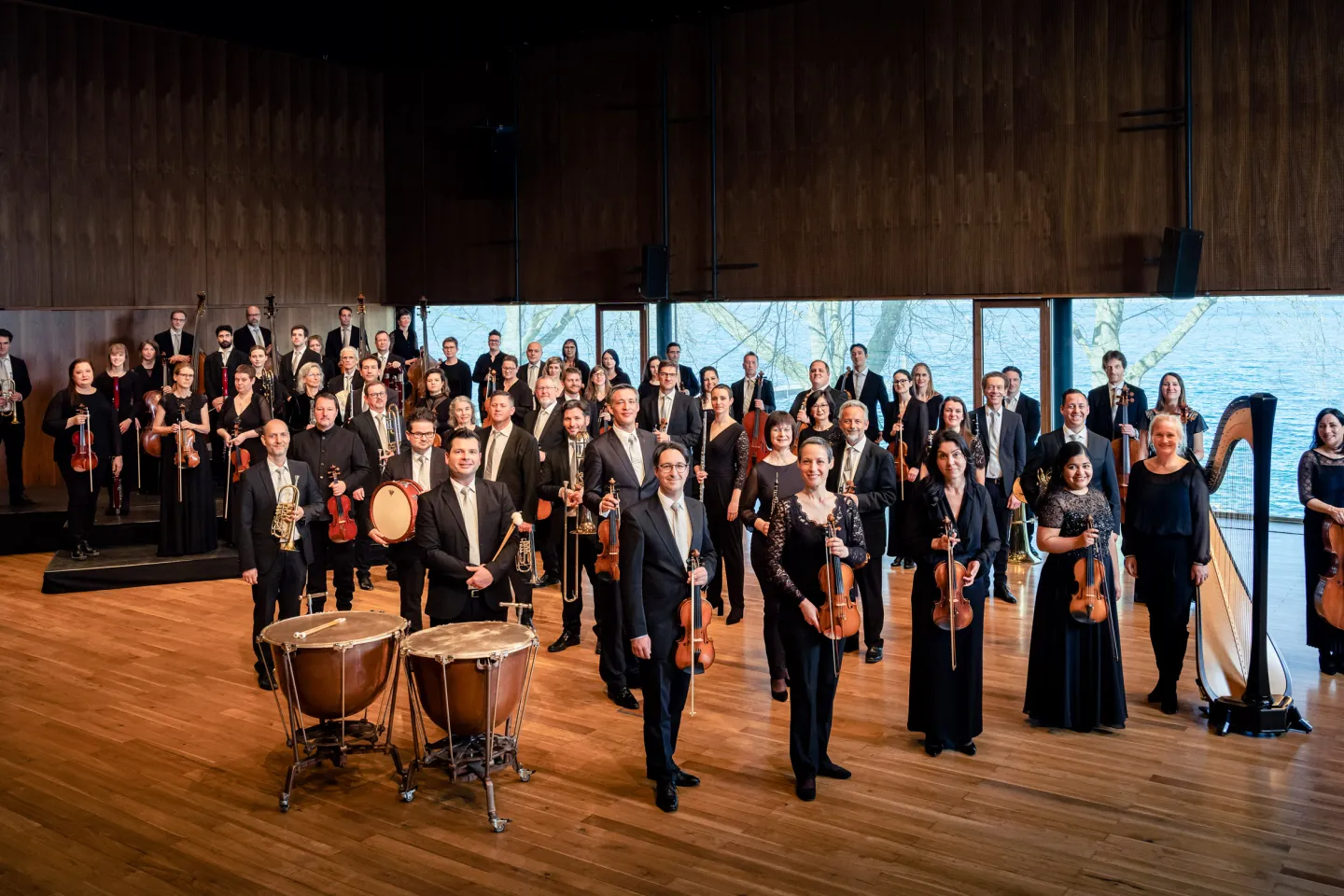 Symphonieorchester Vorarlberg: Alle Mitglieder des Orchesters befinden sich gemeinsam mit ihren Instrumenten auf einem Gruppenbild im Festspielhaus Bregenz