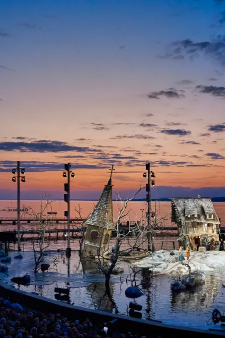 Der Freischütz: Dorf bei Sonnenuntergang, Anfangsszene der Oper bei der sich die Schauspielenden auf der Bühne versammeln