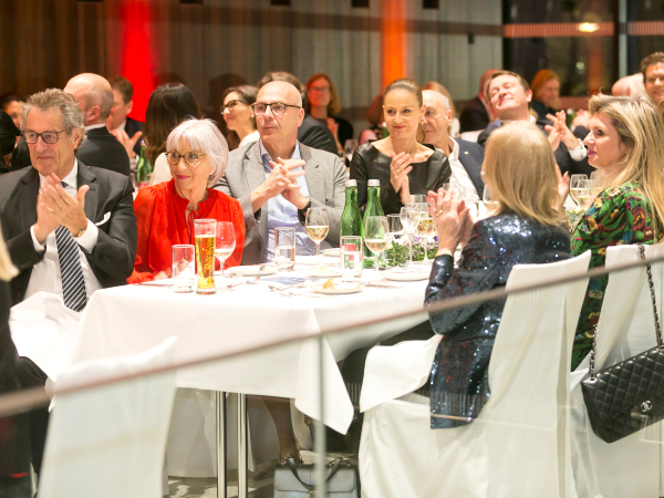 Cercle - Fest zum neuen Jahr: Publikum am Tisch applaudiert